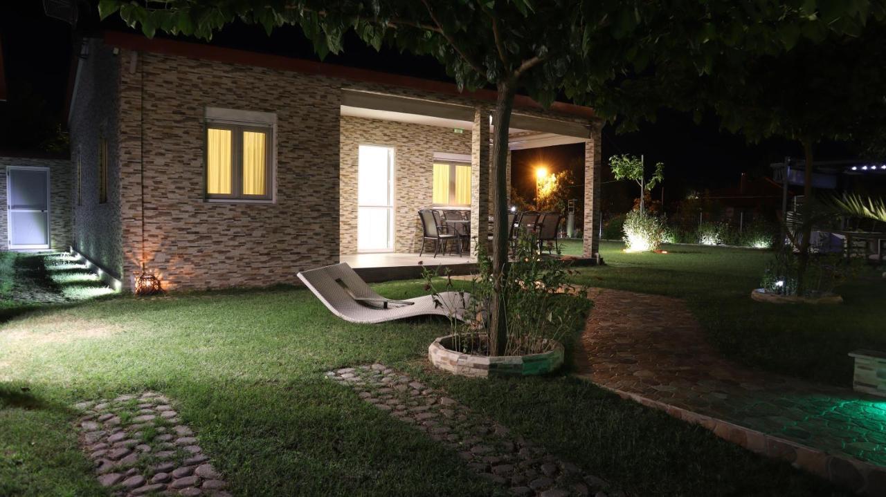 Costa Petra - Luxury Seaside Cottage With Garden - Vacation House For Families In Greece Néa Meságkala Екстериор снимка